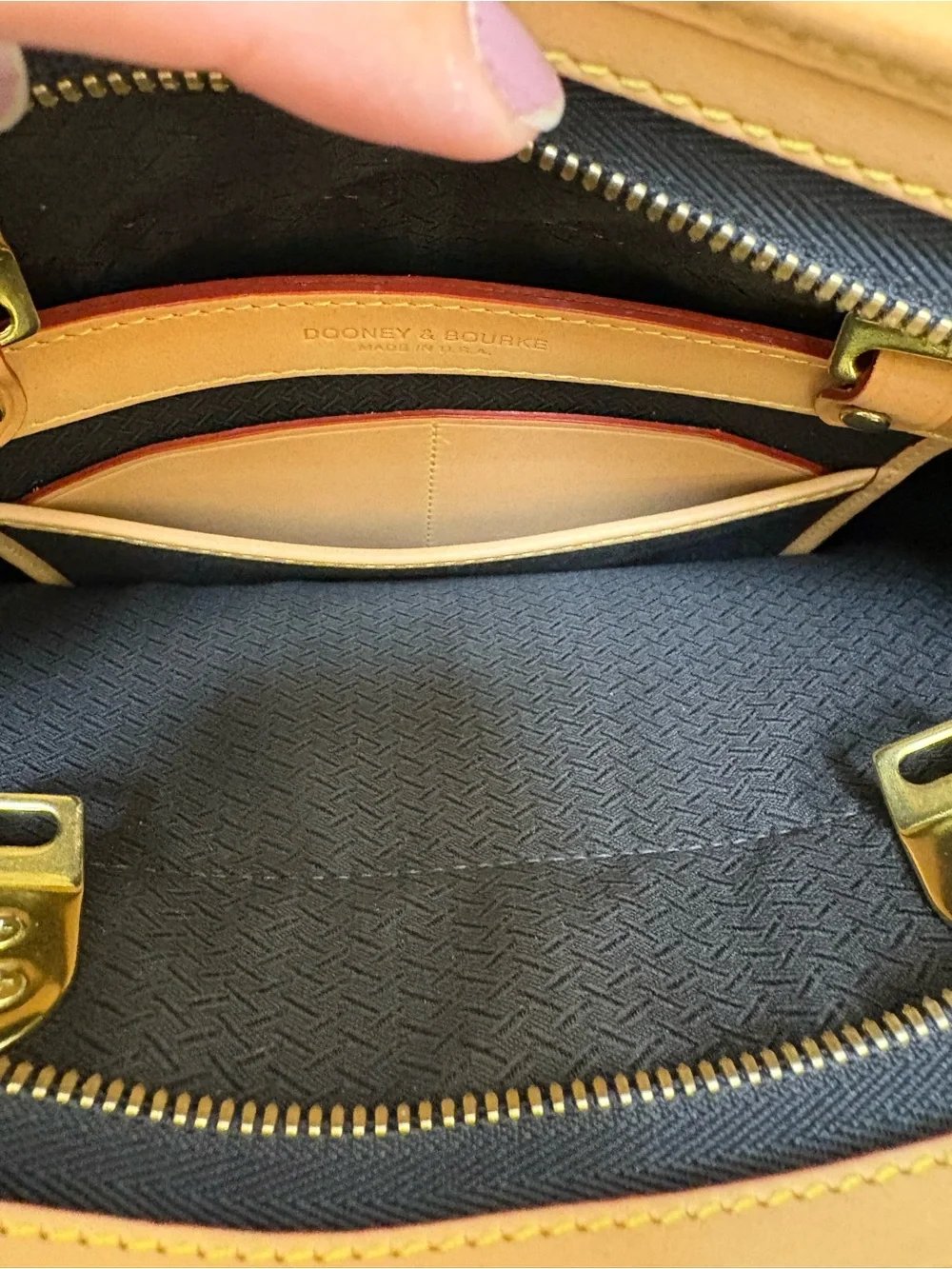 Vintage Y2K, Dooney, and Bourke shoulder bag.LIKE NEW CONDITION!